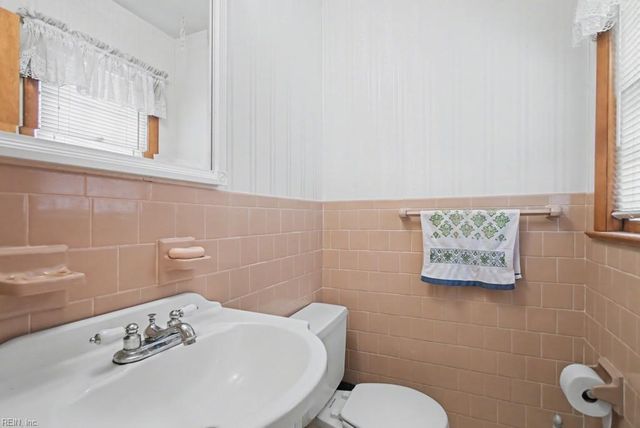 123 Laura LN, Yorktown, VA 23692