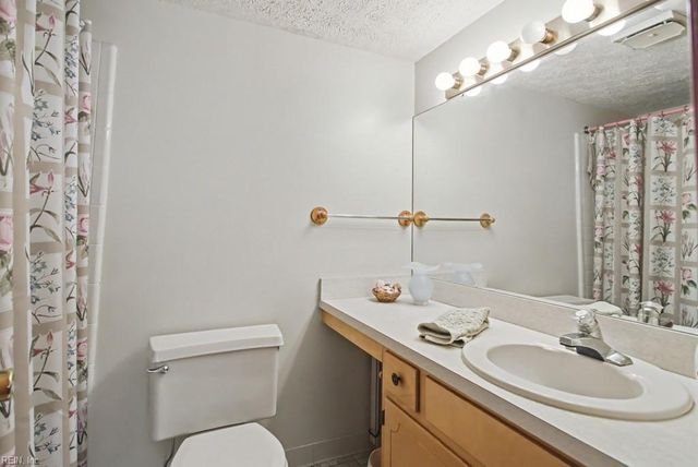 123 Laura LN, Yorktown, VA 23692