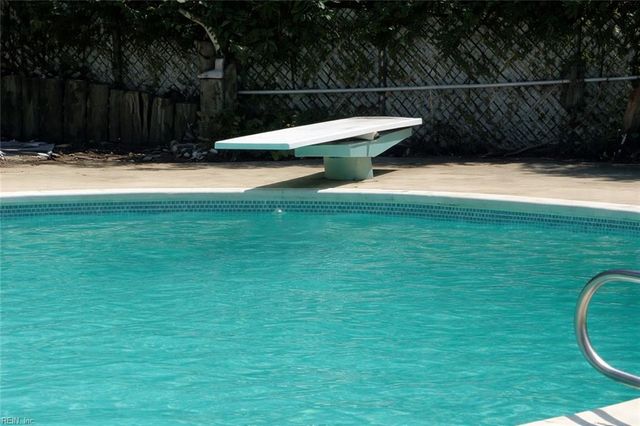 123 Laura LN, Yorktown, VA 23692