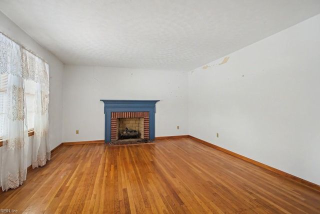 123 Laura LN, Yorktown, VA 23692