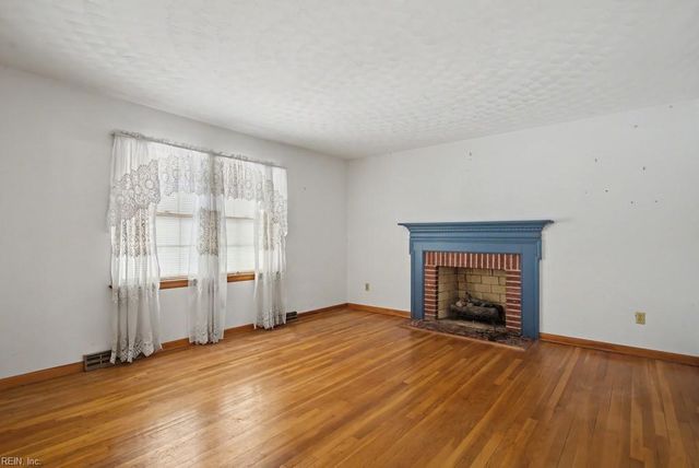 123 Laura LN, Yorktown, VA 23692