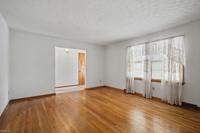 123 Laura LN, Yorktown, VA 23692