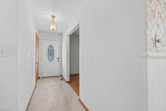 123 Laura LN, Yorktown, VA 23692