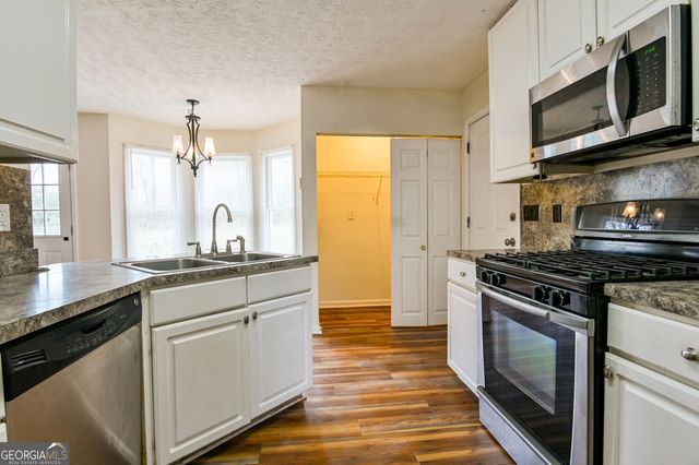 105 N Oakland Circle, Mcdonough, GA 30253