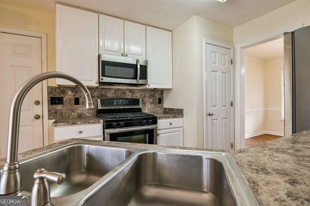 105 N Oakland Circle, Mcdonough, GA 30253