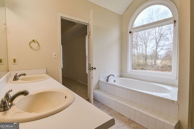 105 N Oakland Circle, Mcdonough, GA 30253