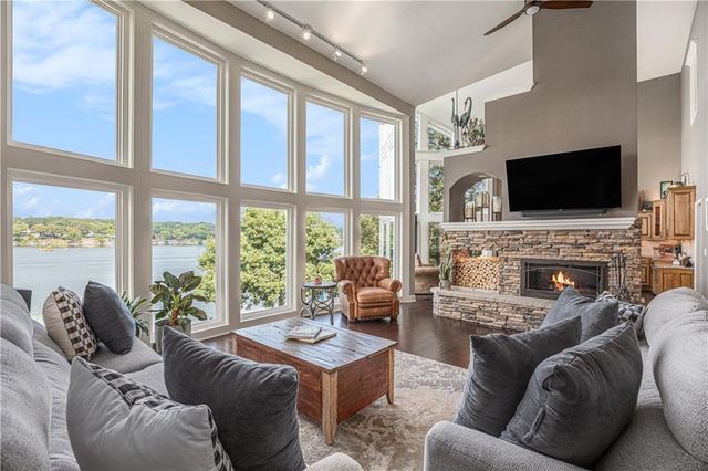 326 Southshore Drive, Lake Winnebago, MO 64034