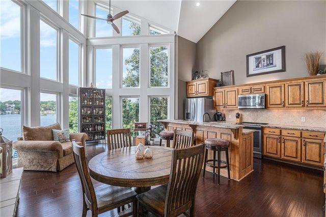 326 Southshore Drive, Lake Winnebago, MO 64034