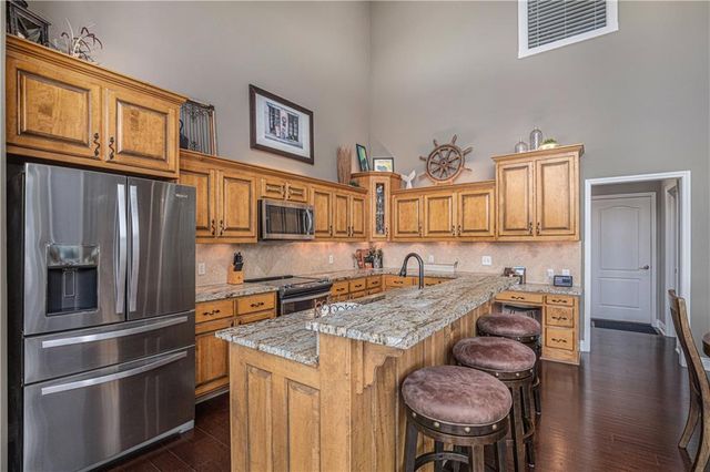 326 Southshore Drive, Lake Winnebago, MO 64034