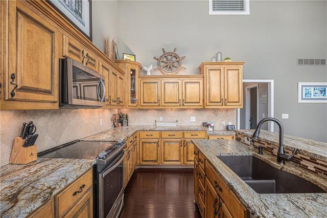 326 Southshore Drive, Lake Winnebago, MO 64034