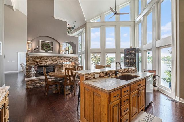 326 Southshore Drive, Lake Winnebago, MO 64034