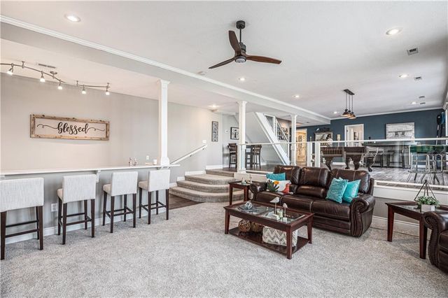 326 Southshore Drive, Lake Winnebago, MO 64034