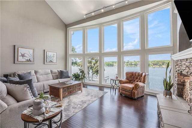 326 Southshore Drive, Lake Winnebago, MO 64034