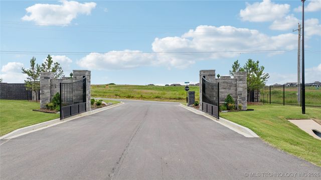 10931 S 216th East Avenue, Broken Arrow, OK 74014