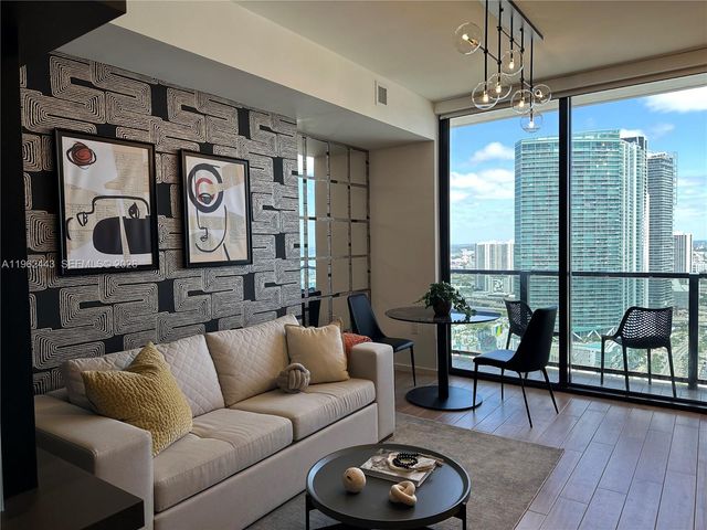 398 NE 5th St 3008, Miami, FL 33132