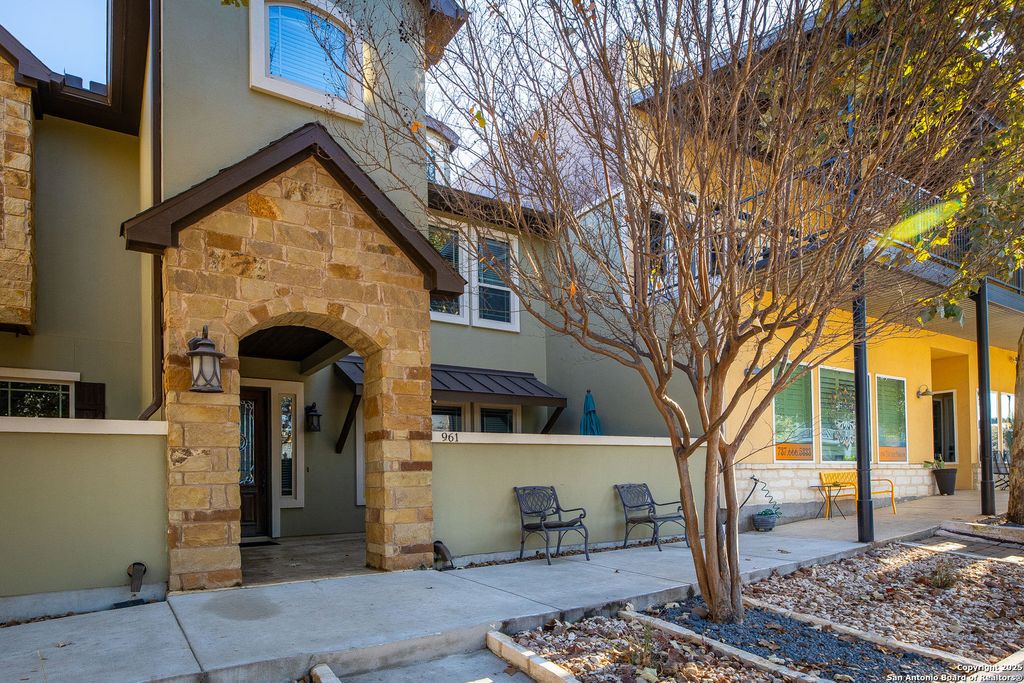 961 N. Academy, New Braunfels, TX 78130