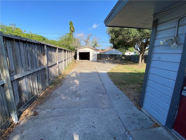 737 Westchester Dr, Corpus Christi, TX 78408