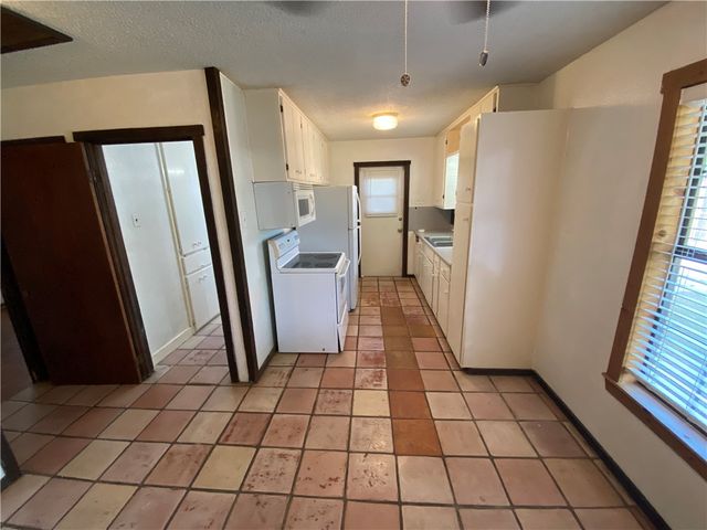 737 Westchester Dr, Corpus Christi, TX 78408