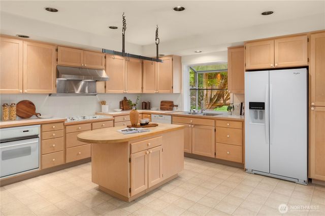 9633 NE 28th Street, Clyde Hill, WA 98004