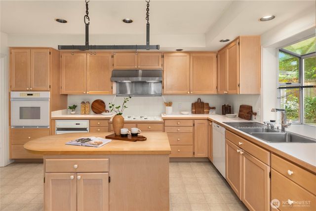 9633 NE 28th Street, Clyde Hill, WA 98004