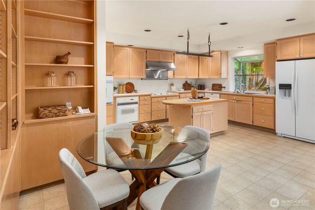 9633 NE 28th Street, Clyde Hill, WA 98004