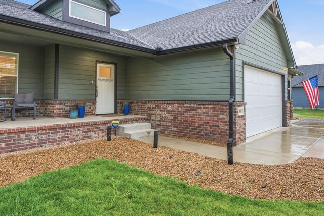 555 S Arbor Valley Way, Valley Center, KS 67147