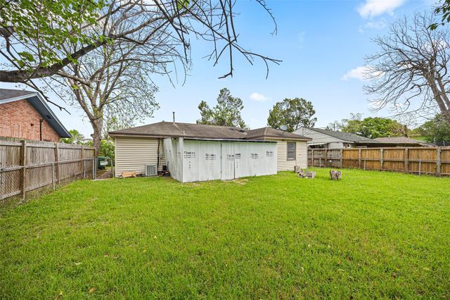 6633 W 43rd Street, Houston, TX 77092