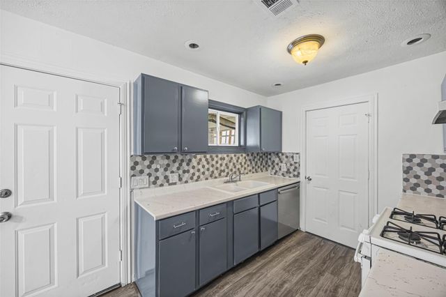 6633 W 43rd Street, Houston, TX 77092