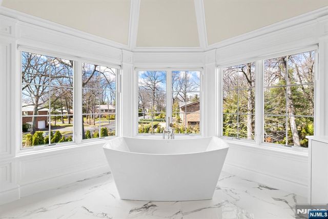 111 Demarest Avenue, Englewood Cliffs, NJ 07632