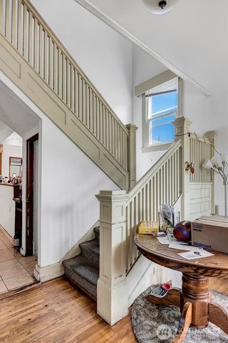 5522 12th Avenue NE, Seattle, WA 98105
