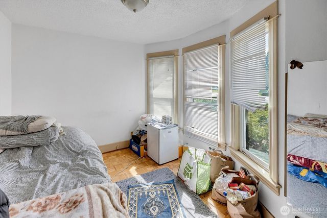 5522 12th Avenue NE, Seattle, WA 98105