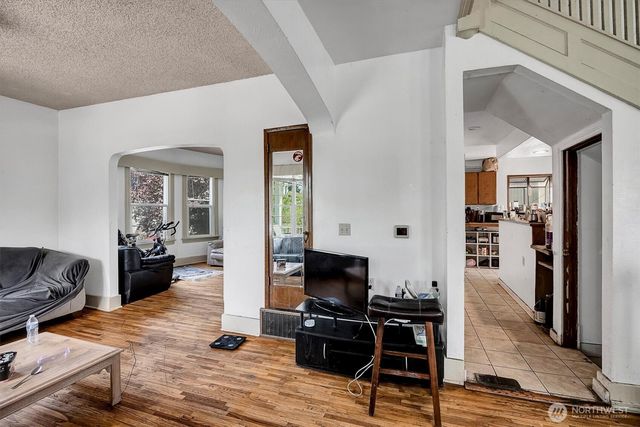 5522 12th Avenue NE, Seattle, WA 98105