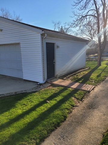 18237 Oakwood Avenue, Lansing, IL 60438