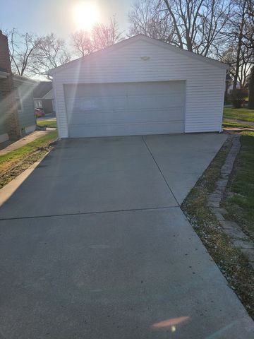 18237 Oakwood Avenue, Lansing, IL 60438