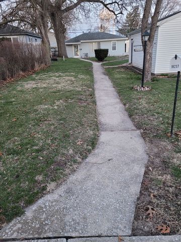 18237 Oakwood Avenue, Lansing, IL 60438