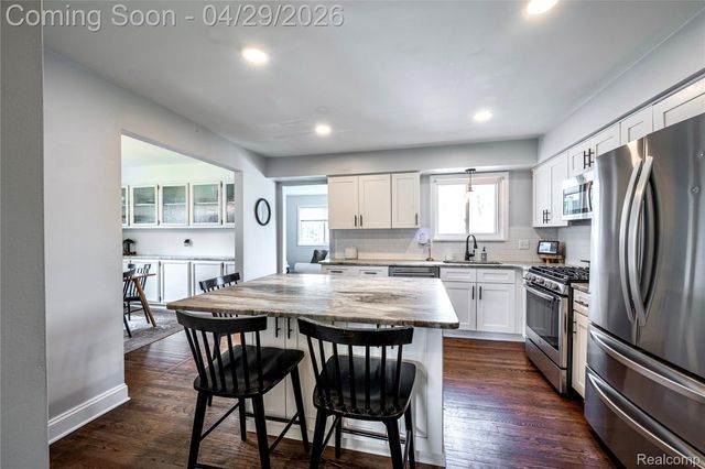 16956 Lauderdale Avenue, Beverly Hills Village, MI 48025