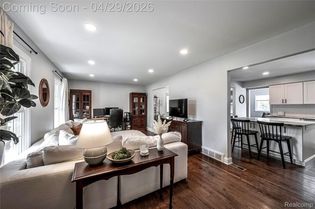 16956 Lauderdale Avenue, Beverly Hills Village, MI 48025