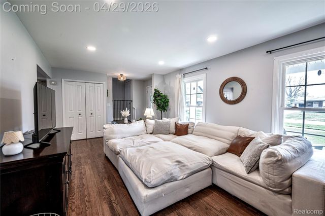 16956 Lauderdale Avenue, Beverly Hills Village, MI 48025