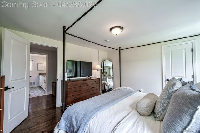 16956 Lauderdale Avenue, Beverly Hills Village, MI 48025