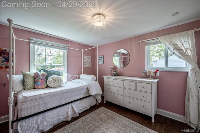 16956 Lauderdale Avenue, Beverly Hills Village, MI 48025