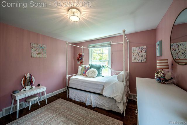 16956 Lauderdale Avenue, Beverly Hills Village, MI 48025