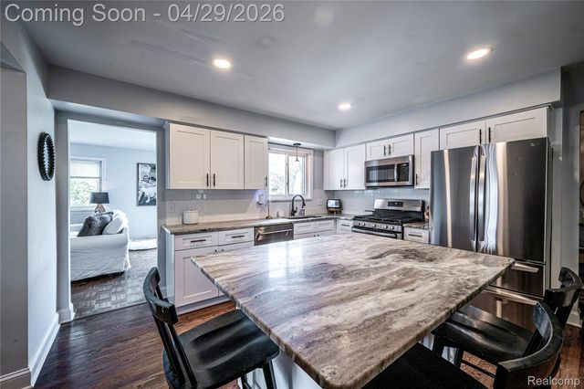16956 Lauderdale Avenue, Beverly Hills Village, MI 48025
