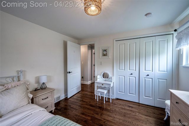 16956 Lauderdale Avenue, Beverly Hills Village, MI 48025