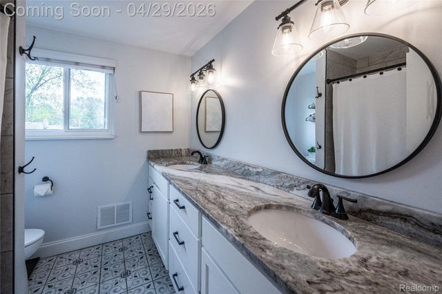 16956 Lauderdale Avenue, Beverly Hills Village, MI 48025