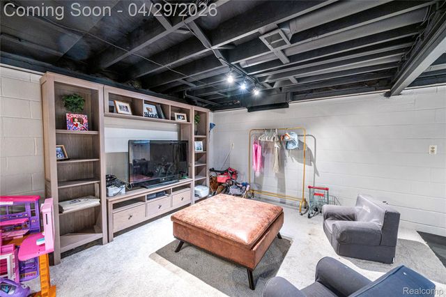 16956 Lauderdale Avenue, Beverly Hills Village, MI 48025
