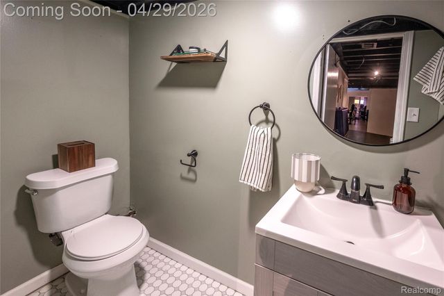 16956 Lauderdale Avenue, Beverly Hills Village, MI 48025