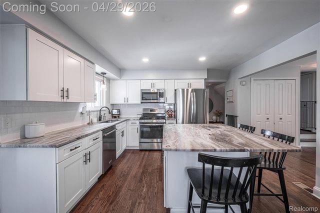 16956 Lauderdale Avenue, Beverly Hills Village, MI 48025