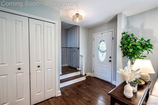 16956 Lauderdale Avenue, Beverly Hills Village, MI 48025