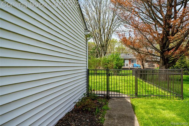 16956 Lauderdale Avenue, Beverly Hills Village, MI 48025