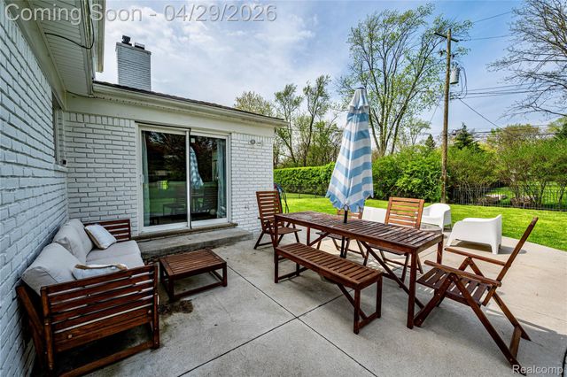 16956 Lauderdale Avenue, Beverly Hills Village, MI 48025